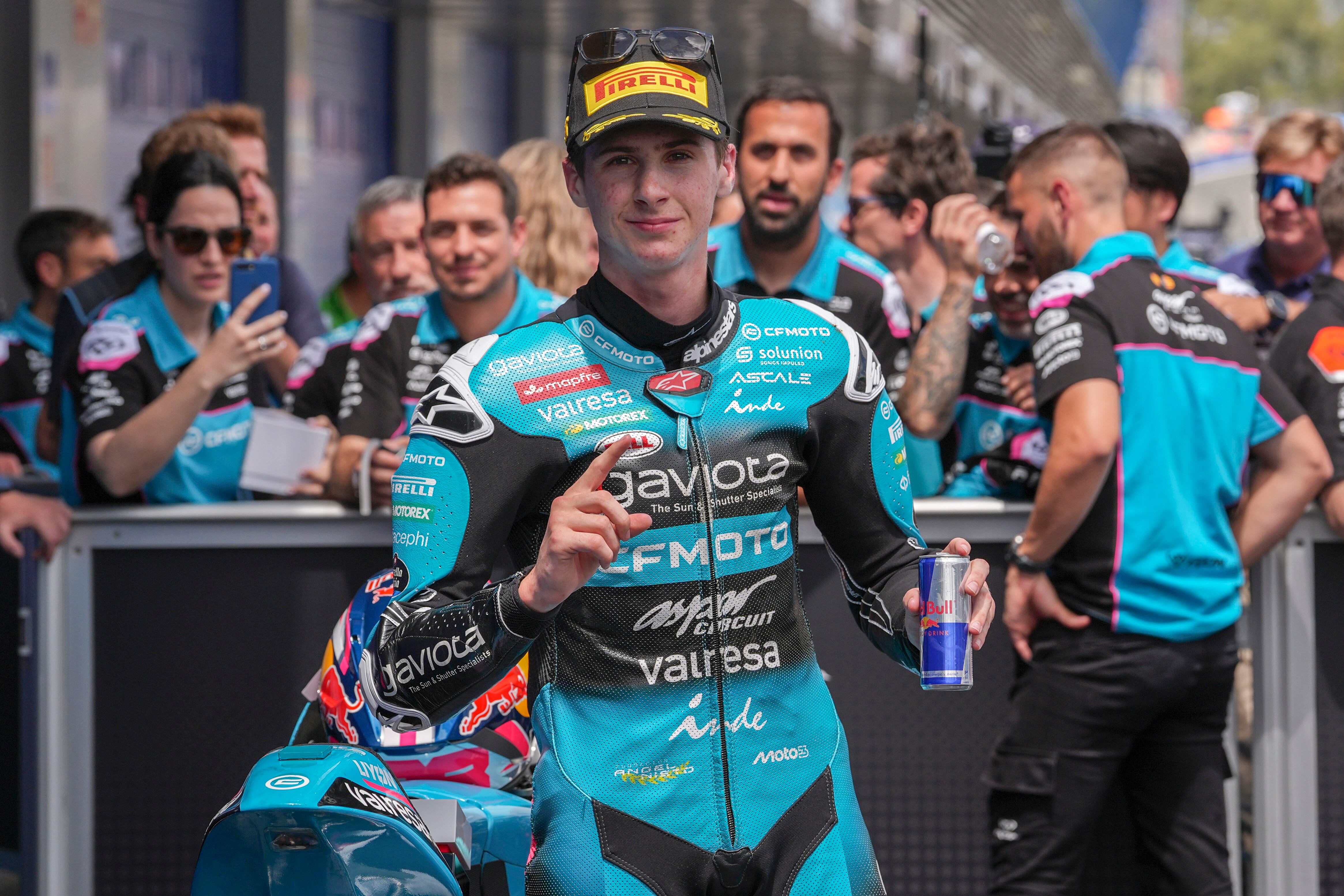 El español de Moto3, Máximo Quiles en el podio tras lograr la primera posición en la clasificación para el Gran Premio de España en la categoría de MotoGP que se disputa mañana en el circuito de Jerez de la Frontera. EFE/Roman Ríos