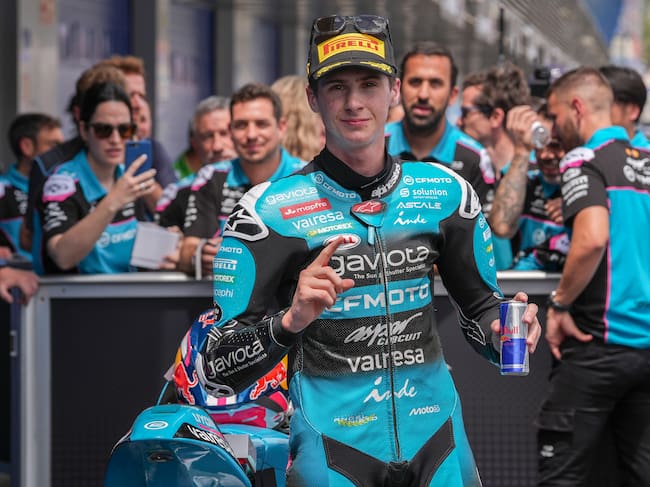 El español de Moto3, Máximo Quiles en el podio tras lograr la primera posición en la clasificación para el Gran Premio de España en la categoría de MotoGP que se disputa mañana en el circuito de Jerez de la Frontera. EFE/Roman Ríos