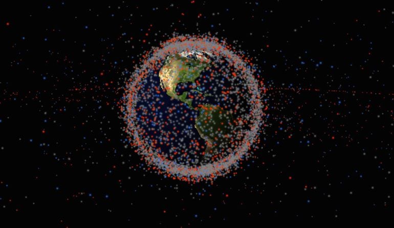 Imagen del planeta tierra rodeada de miles de residuos espaciales.