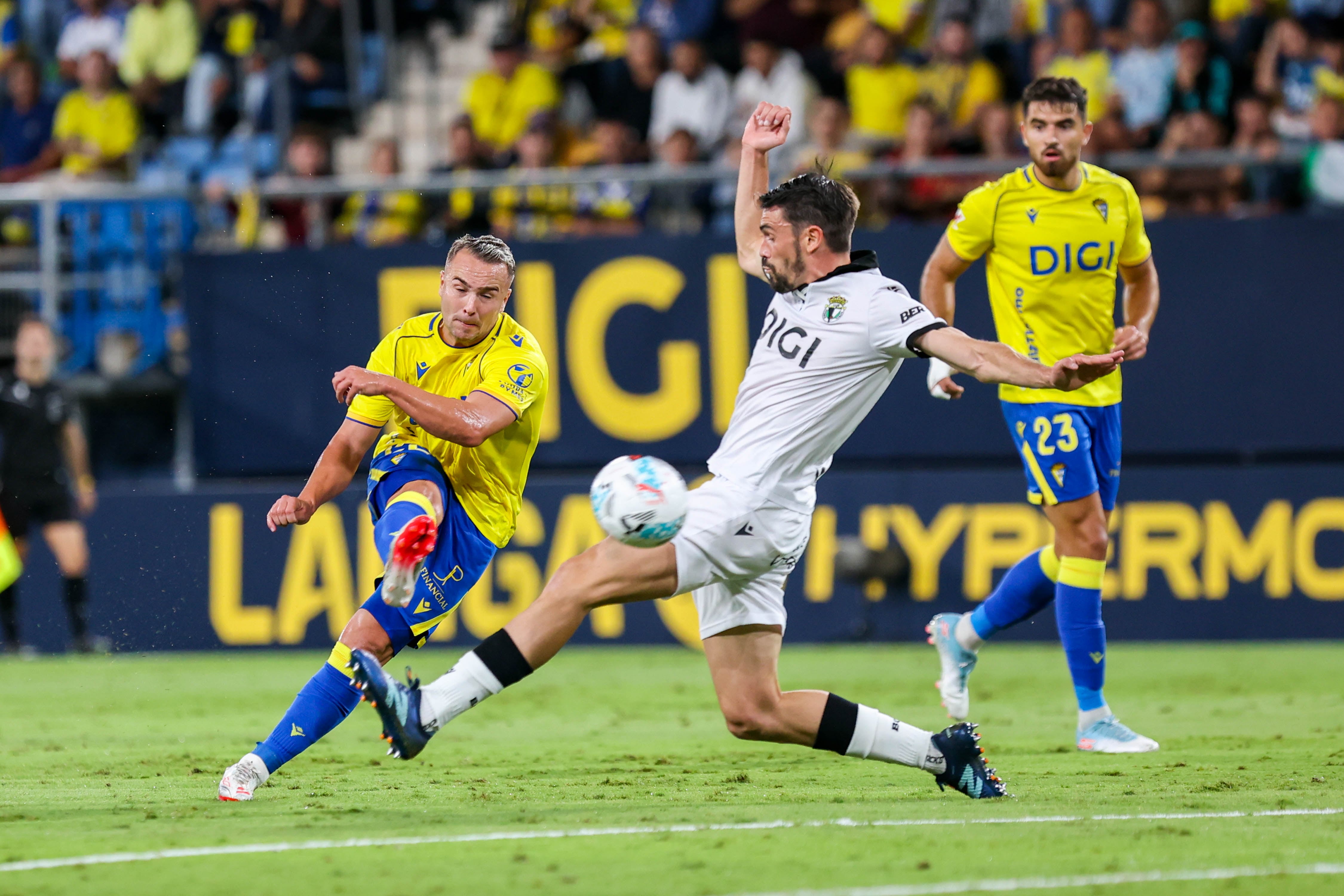 Ontiveros anotó el 1-0 ante el Burgos antes de la remontada del cuadro de Ramis.