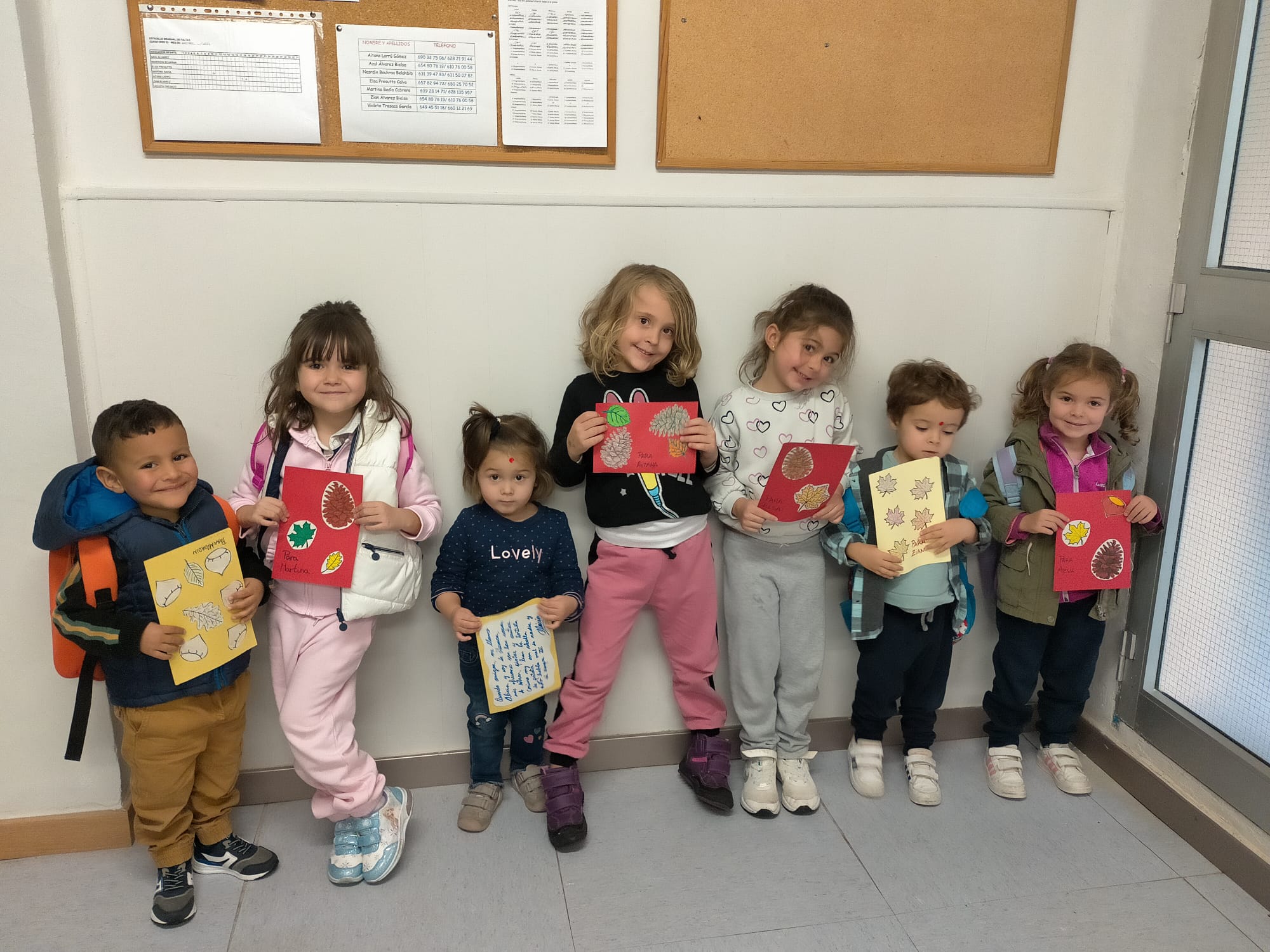 Alumnos del CEIP Virgen de la Soledad de Bolea, con sus postales