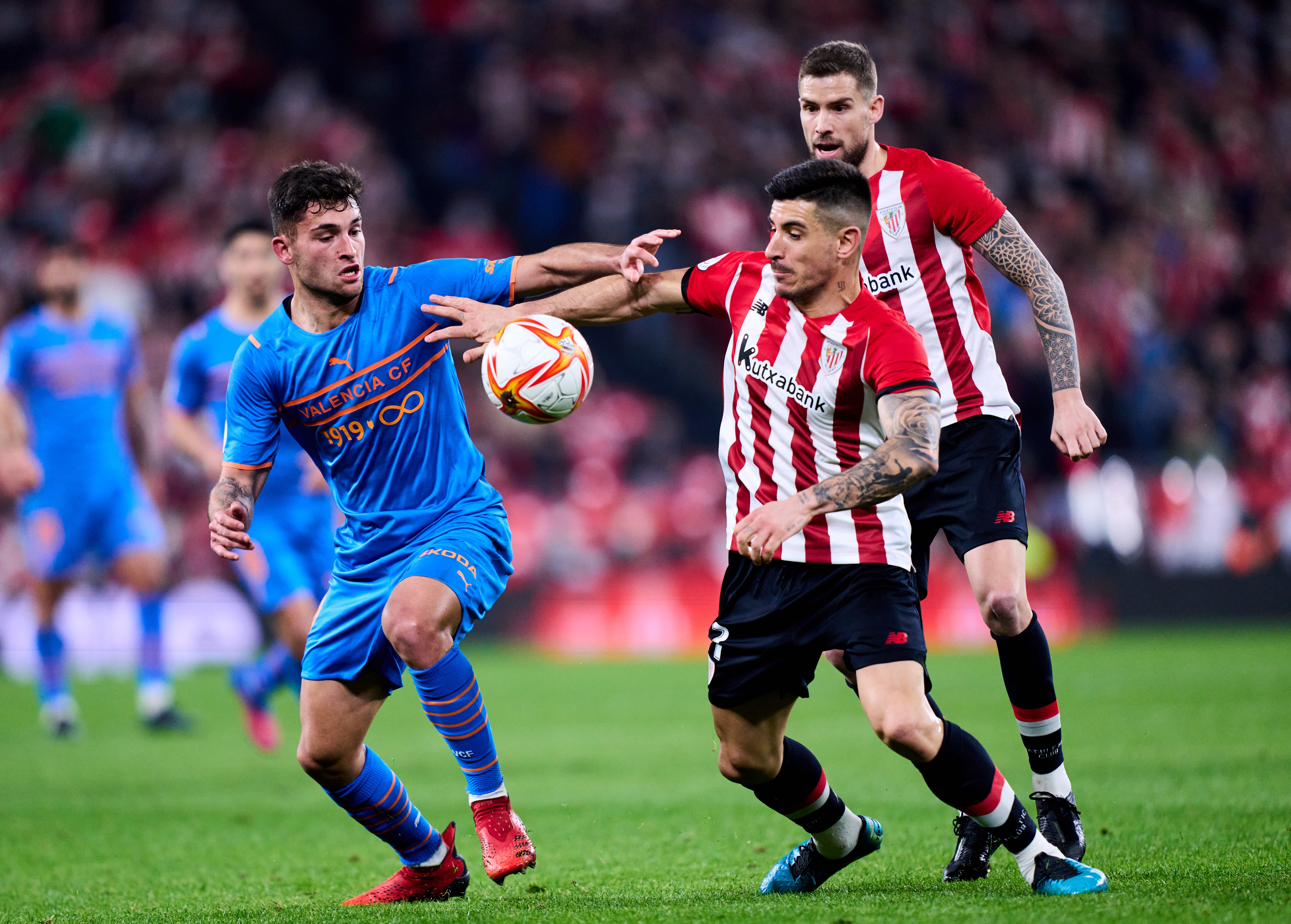 Hugo Duro y Yuri Berchiche pugnan por el balón