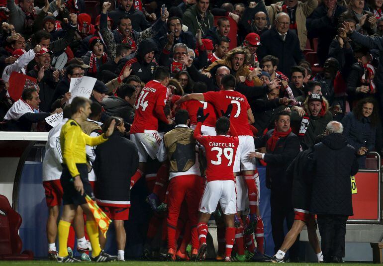 Los jugadores del Benfica celebran el gol de Jonas.