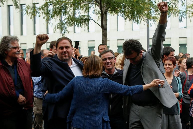 Josep Maria Jove, número dos de Junqueras, es recibido tras quedar en libertad por Carme Forcadell, Oriol Junqueras y Joan Tardá