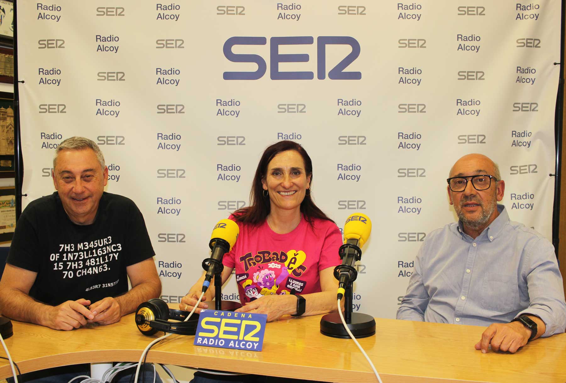 Vicent Romans, Elionor Ortolà i Vicent Ruiz, en l'estudi central de Radio Alcoy