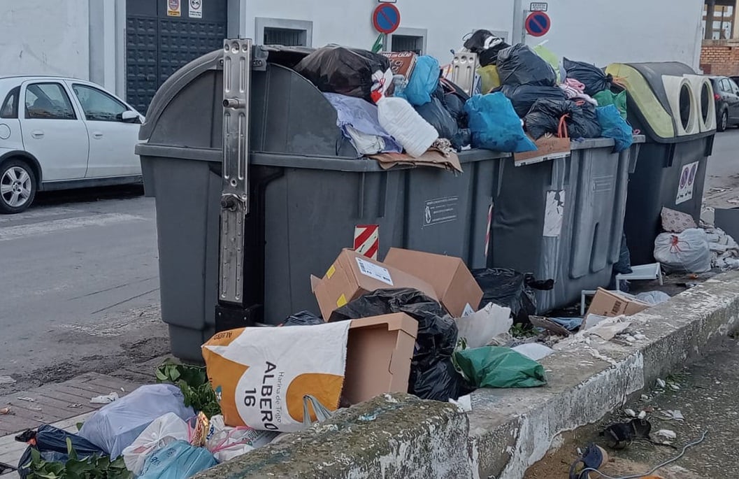 Basura apilada en los contenedores