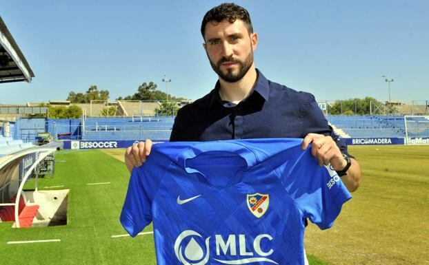 Miguel de Hita posa con una camiseta del Linares Deportivo.