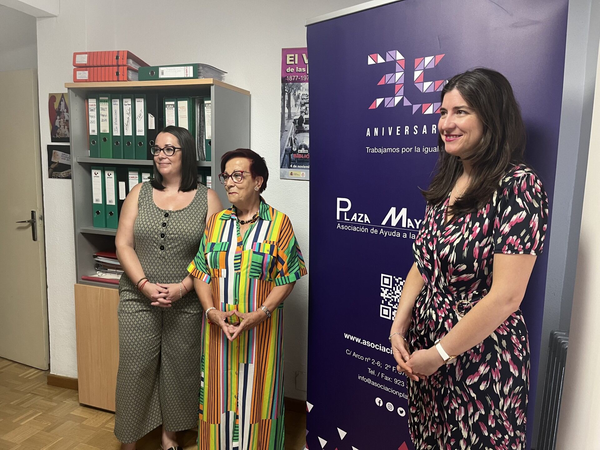 Jesica Joaquín y Ascensión Iglesias, de la asociación Plaza Mayor, junto a Miriam Rodríguez, concejala del Ayuntamiento de Salamanca