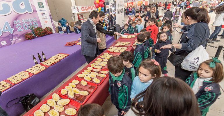 Varios niños participan en un desayuno saludable celebrado en Feduca.