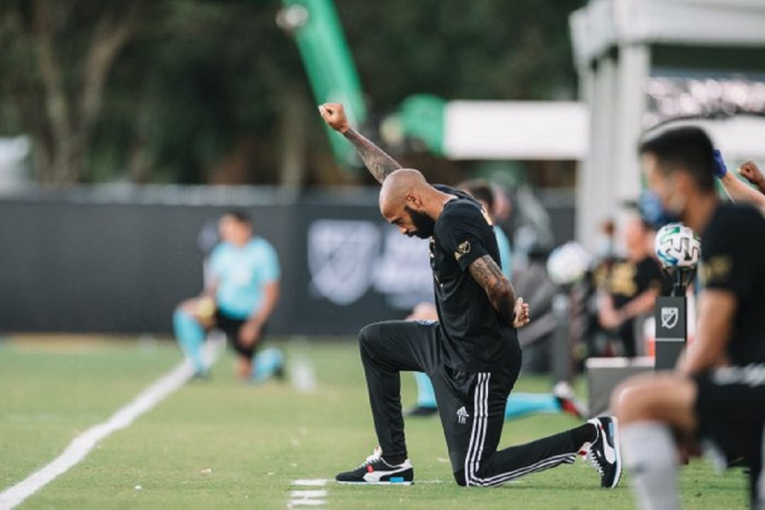 Henry estuvo arrodillado los primeros ocho minutos y 46 segundos del partido