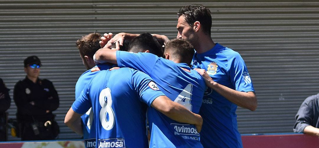 Los jugadores del &#039;Fuenla&#039; celebran un gol durante un encuentro de esta temporada.