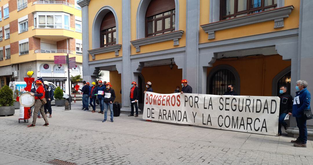 Los bomberos de Aranda se han manifestado esta mañana frente al consistorio