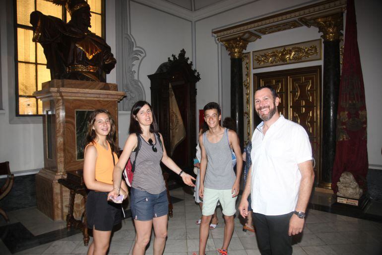 Grupo de personas visita hoy el Museo Histórico Municipal