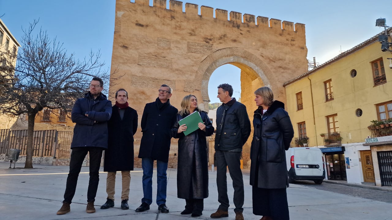 La alcaldesa de Granada, Marifrán Carazo (en el centro), anuncia -junto a responsables municipales- nuevas medidas de control de las viviendas  turísticas