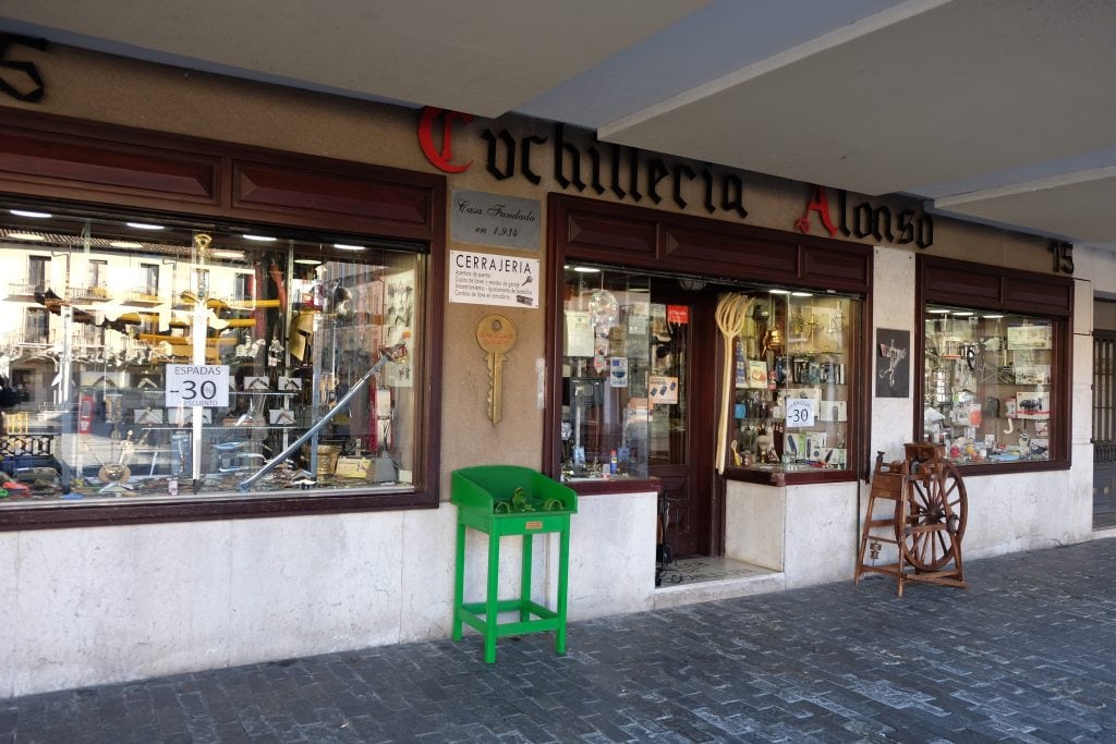 Imagen del antiguo local donde estuvo Cuchillería Alonso, en el nº 15 de la Plaza Mayor de Palencia, que fue ocupado entre 1934 y 2019