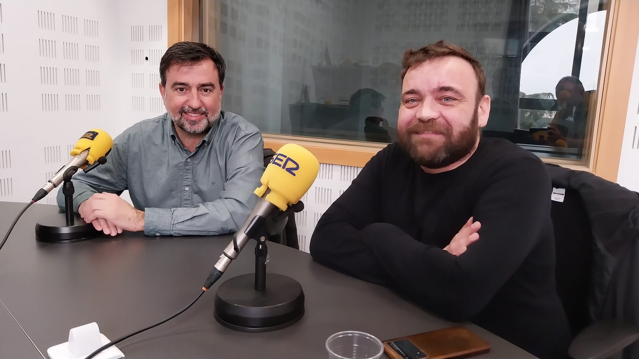 Luis Domínguez, concejal de convivencia en Getafe, y Gerardo Gómez, coordinador de Antirumours Global, en los estudios de Cadena SER Madrid sur