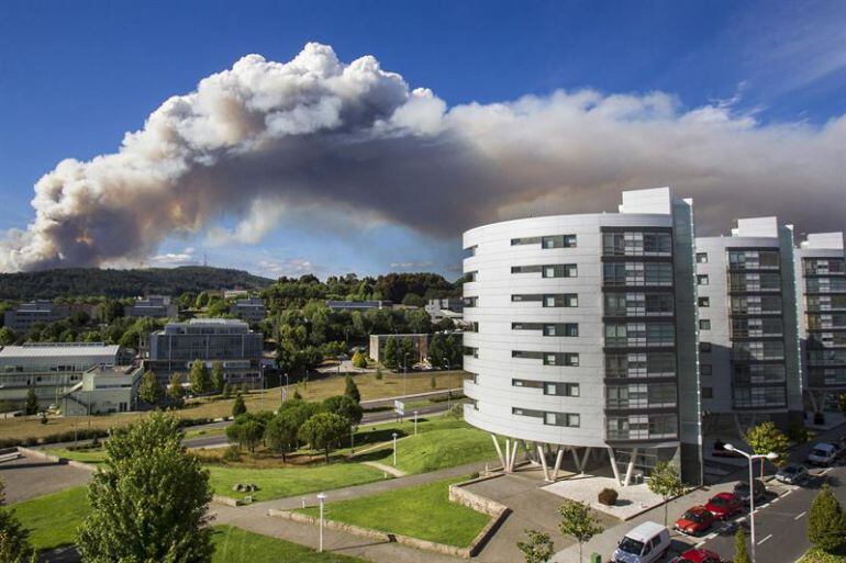 Columna de humo visible desde lejos poco después de empezar el incendio