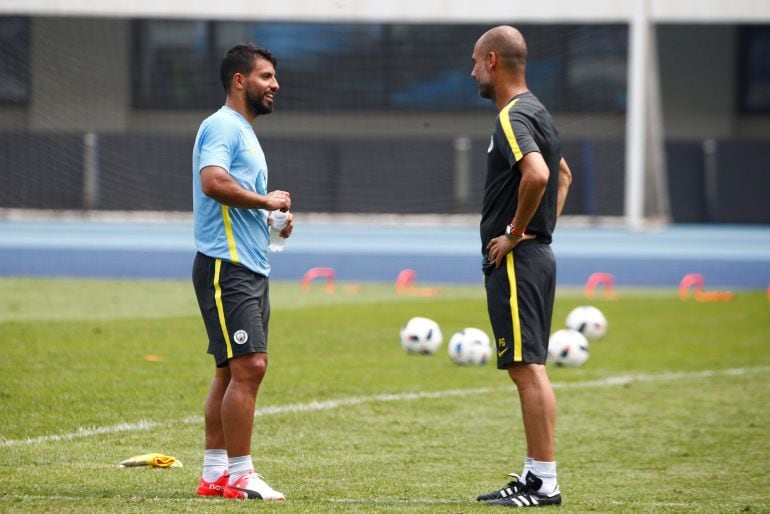 El entrenador del Manchester City, Pep Guardiola, y el delantero &#039;Kun&#039; Agüero, durante un entrenamiento.