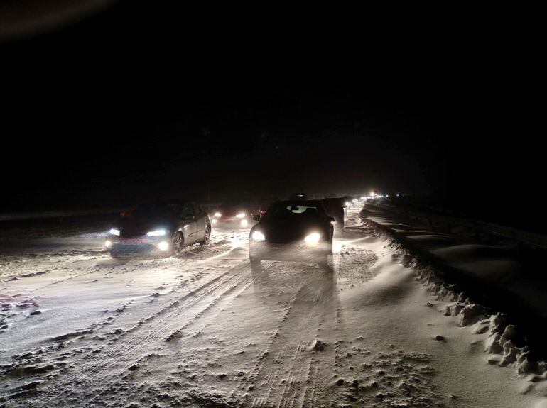 La AP-6 entre el kilómetro 42 y el 80, entre los municipios de San Rafael y Villacastín, se encuentra intransitable desde media tarde de hoy donde se han quedado bloqueados cientos de vehículos debido al temporal de nieve. 