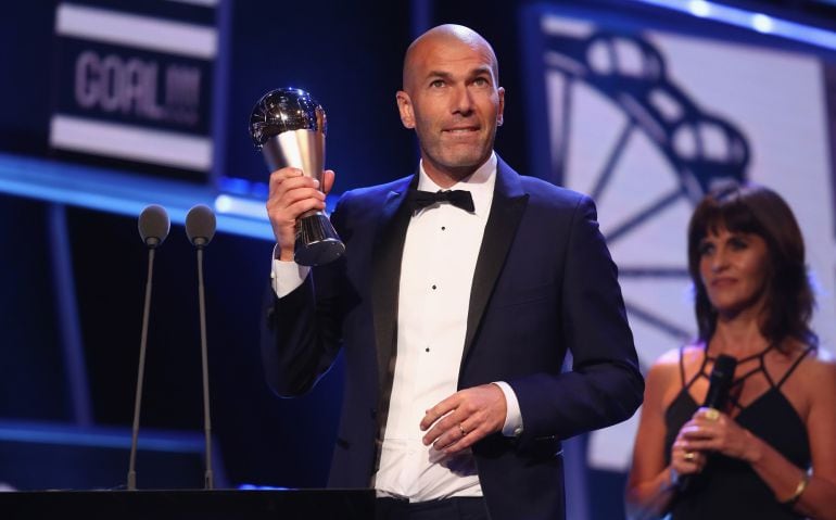 Zidane muestra el trofeo a mejor entrenador de 2017