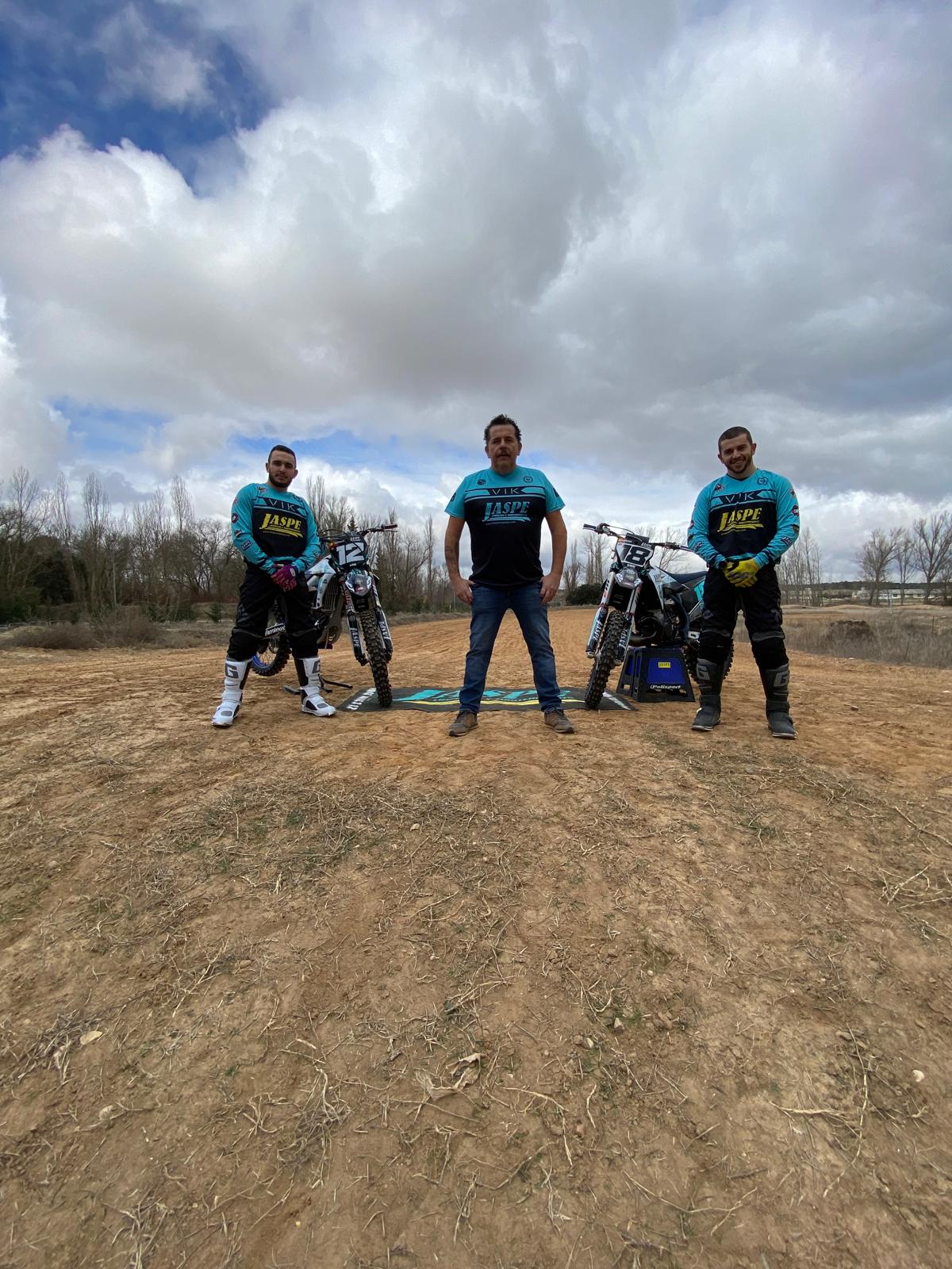 Javier Núñez escoltado por sus hijos Jorge y Marcos en su afición por las motos