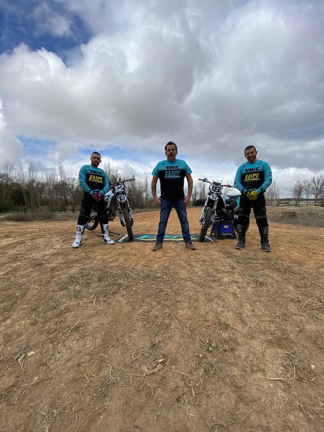 Javier Núñez escoltado por sus hijos Jorge y Marcos en su afición por las motos