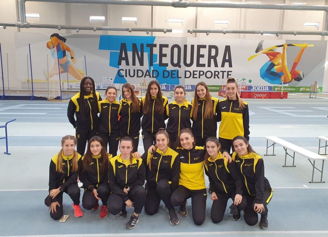 El equipo femenino del CA Safor Teika el sábado en el pabellón de Antequera