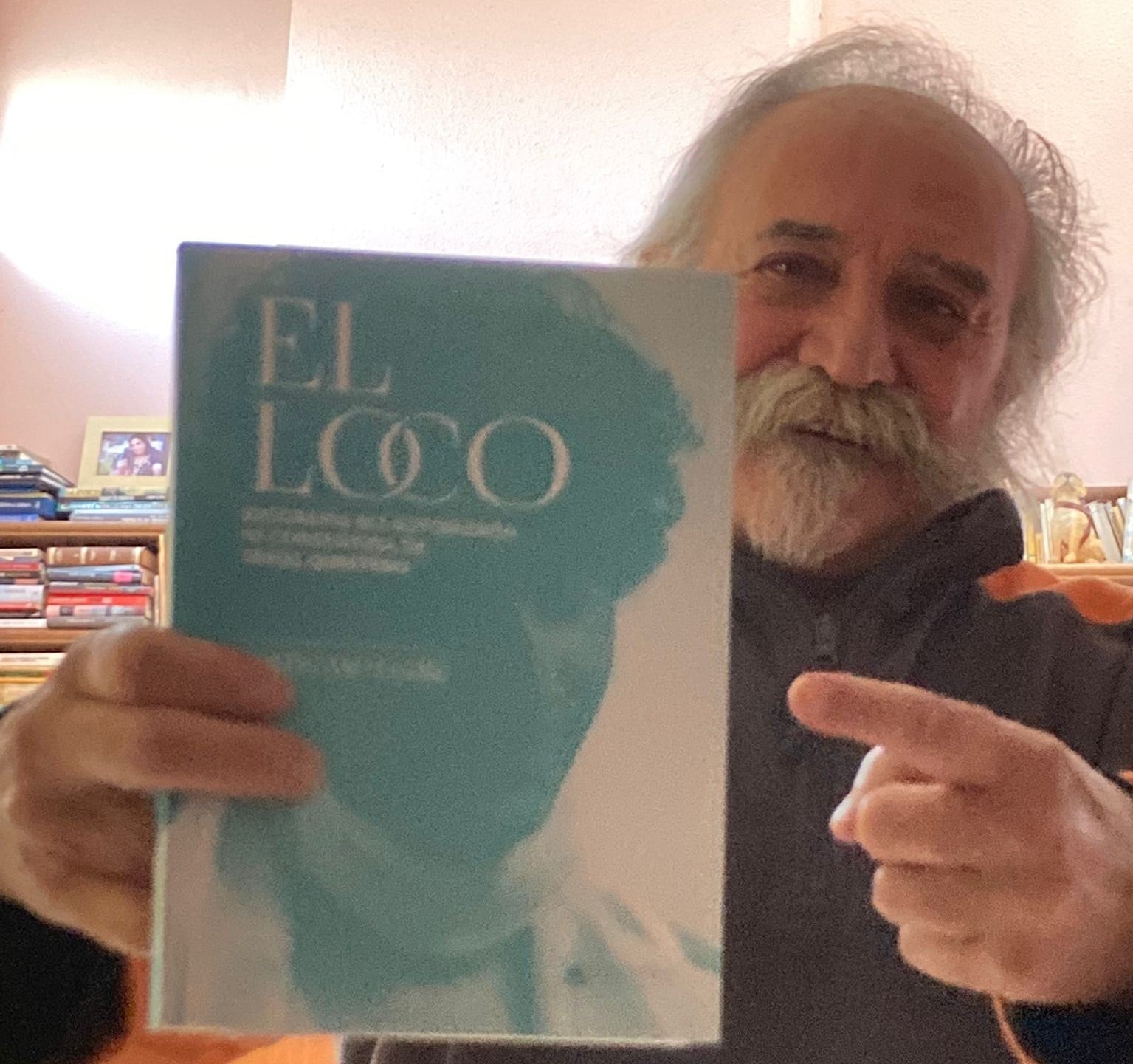 Jesús Melgar con un ejemplar de su libro &quot;El Loco&quot;.