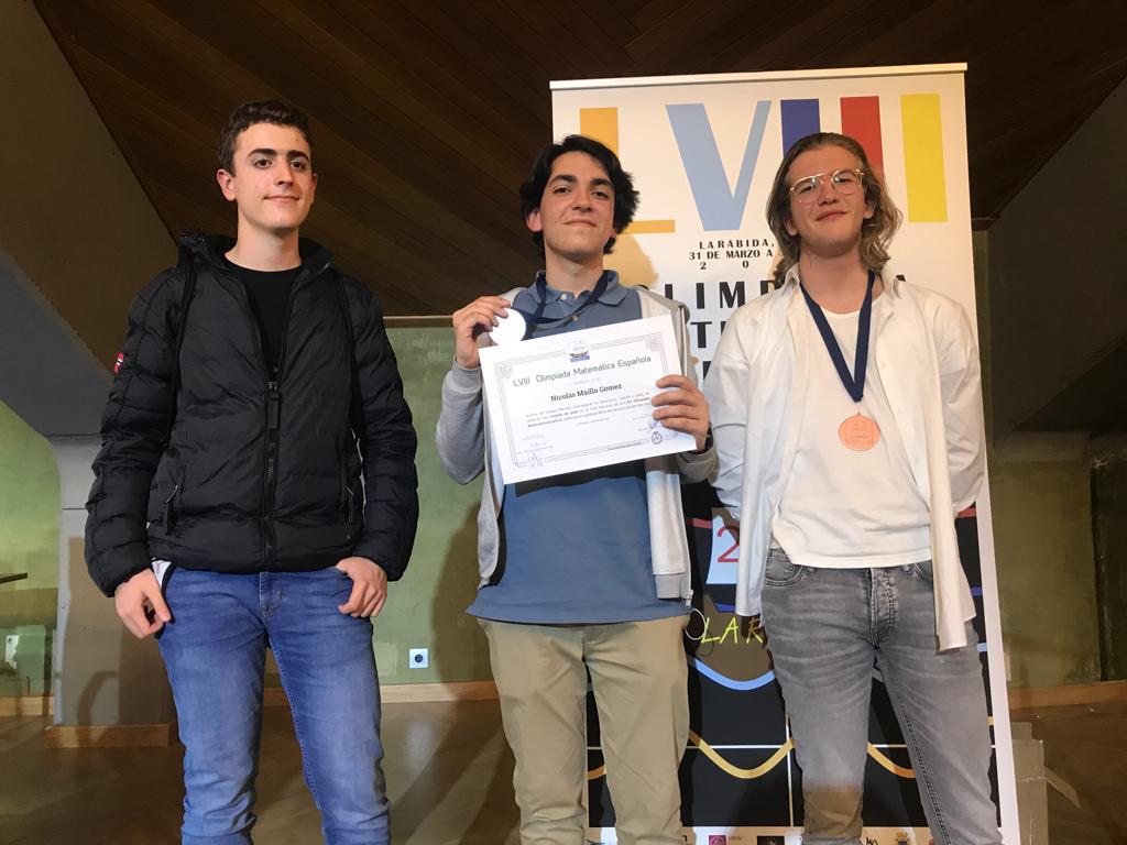 Javier Castro, con su título