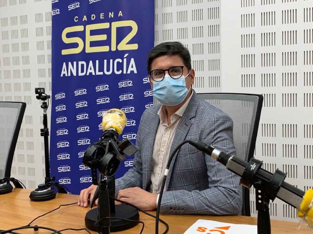 El portavoz municipal de Ciudadanos en los estudios de Radio Sevilla