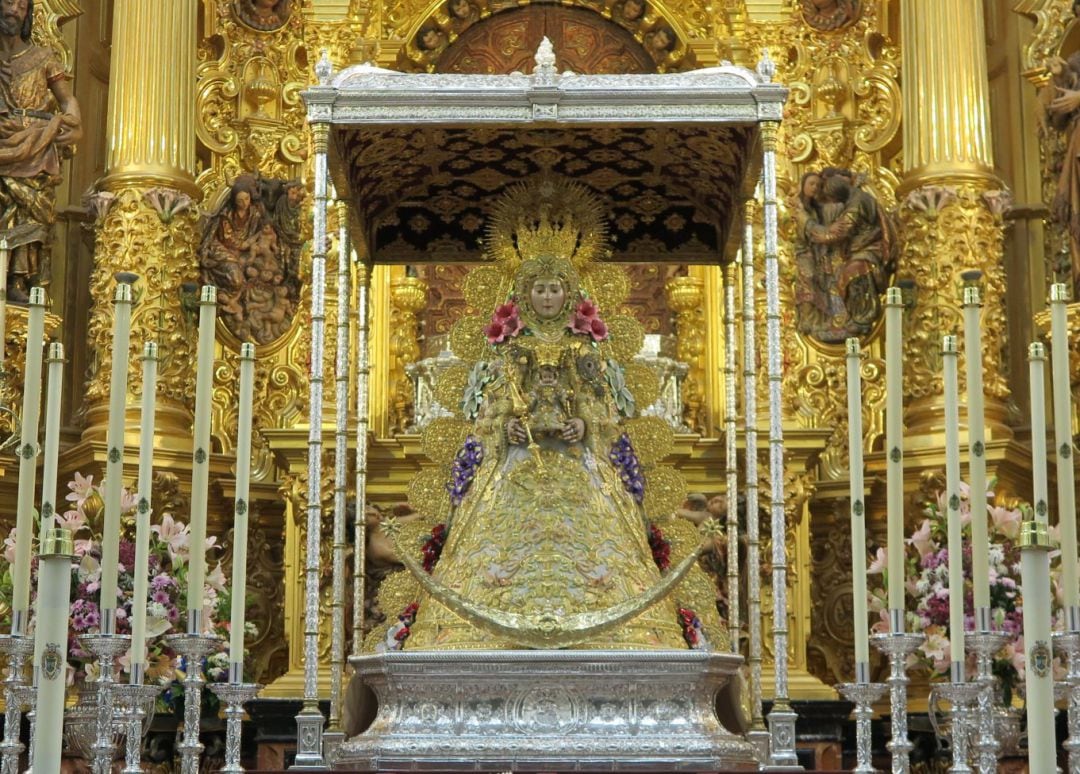 La Virgen del Rocío, entronizada ya en su paso procesional para la Romería de este 2019, año del centenario de su coronación