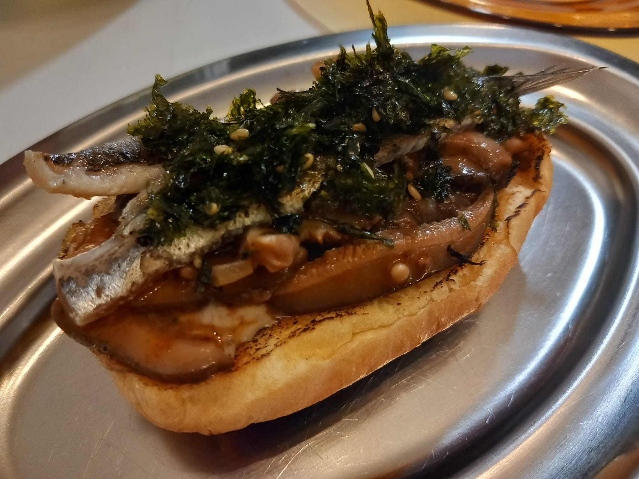 Tosta de brioche con anchoa, crema de payoyo y shiitake en escabeche