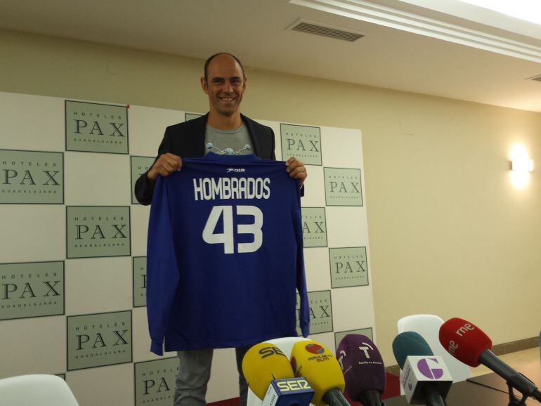 José Javier Hombrados durante su presentación con el BM Guadalajara