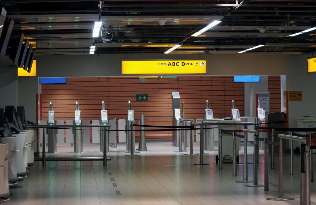 Imagen de una de las salas del aeropuerto Schiphol de Ámsterdam en el que un fallo técnico ha provocado una falsa alarma de secuestro de un avión de Air Europa.