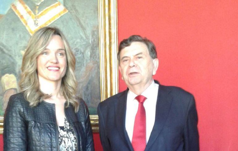 La consejera Pilar Alegría junto al rector Manuel López