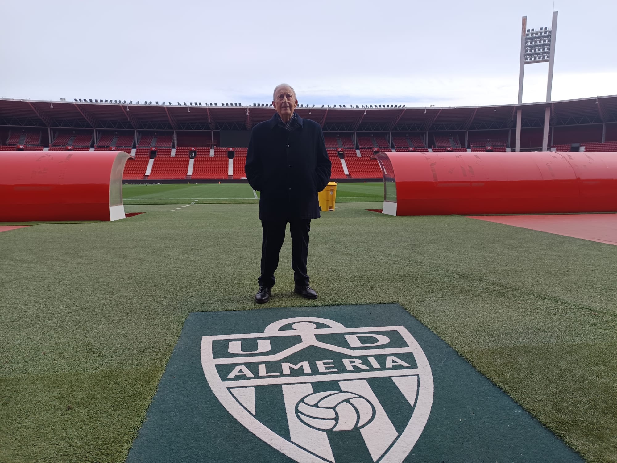 LA VOZ y Cadena SER hicieron un ‘tour’ con el protagonista por el Estadio de los Juegos Mediterráneos.