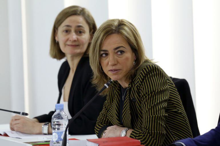 Carmen Chacón (dch) al inicio de la reunión de la Comisión Ejecutiva Federal del PSOE 