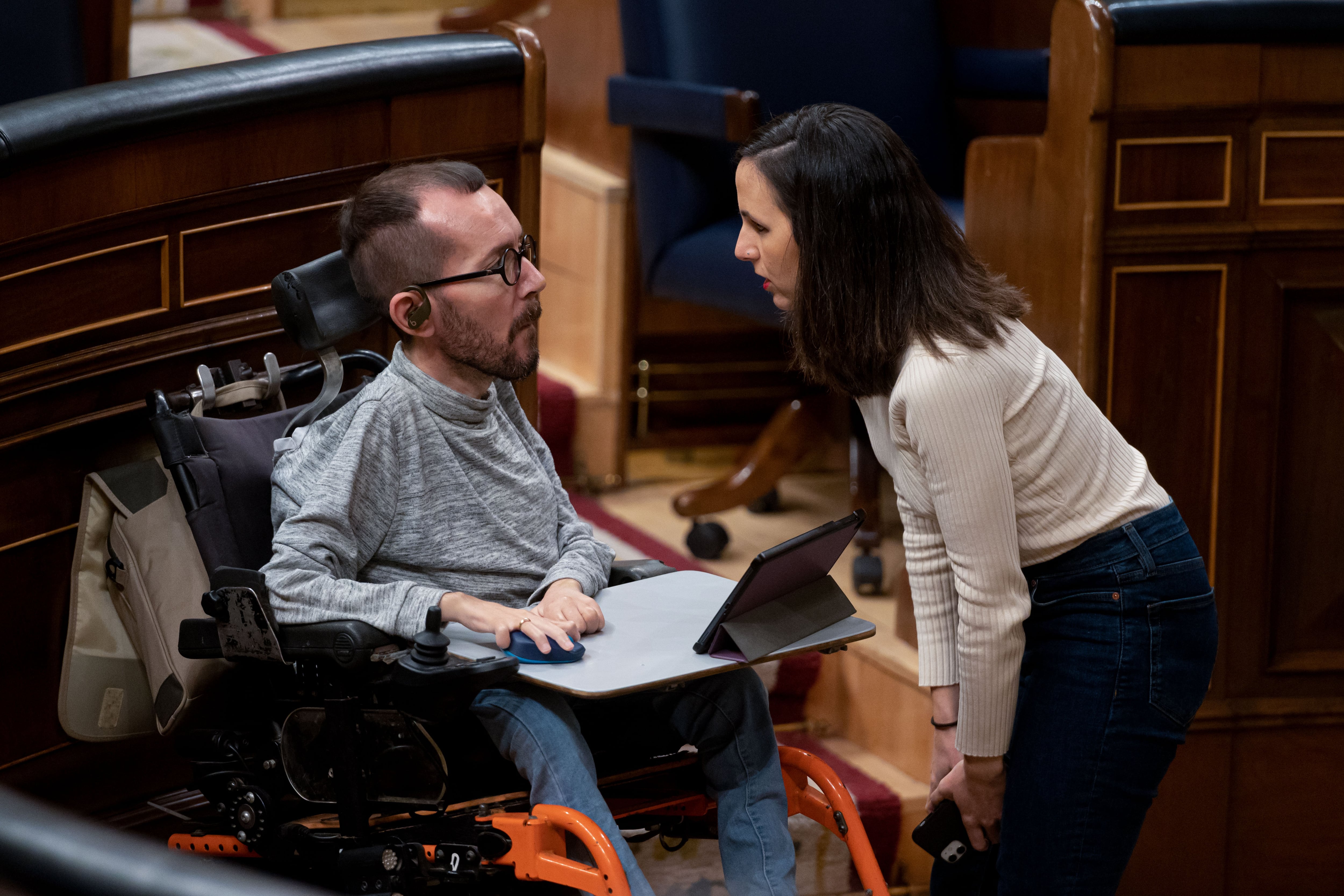 MADRID, 09/02/2023.- La ministra de Derechos Sociales, Ione Belarra, conversa con el portavoz de Unidas Podemos, Pablo Echenique, a su llegada al pleno del Congreso de los Diputados este jueves. EFE/ Fernando Villar
