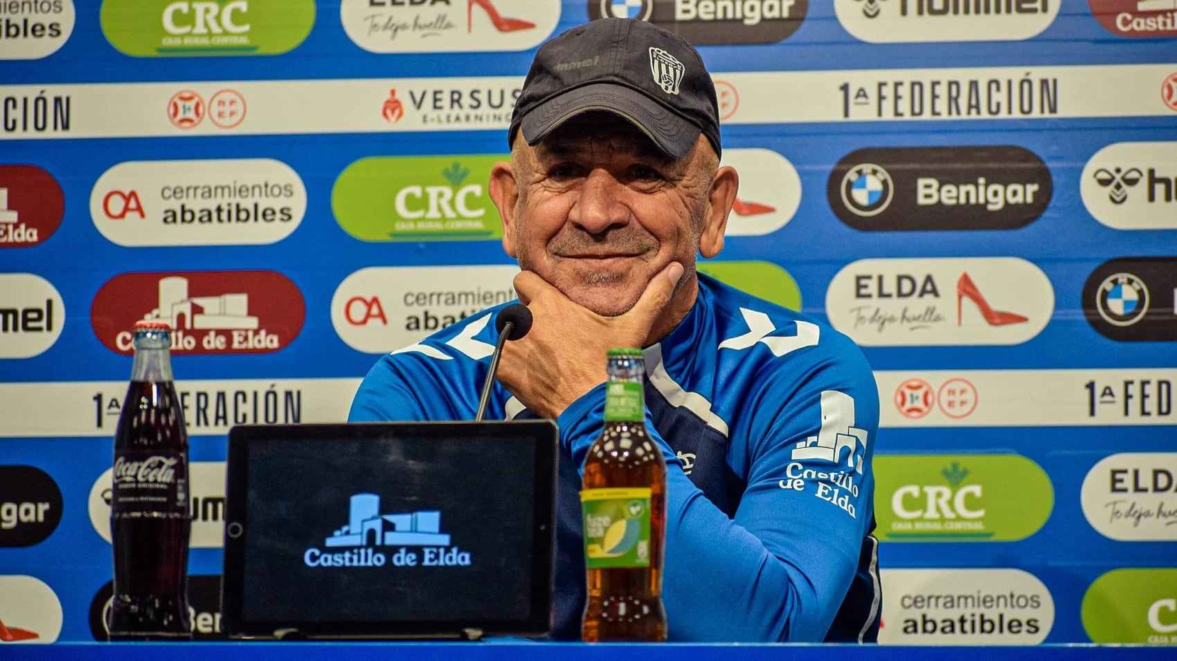Claudio Barragán es una estrella del fútbol y un sabio de los banquillos al frente del CD Eldense.