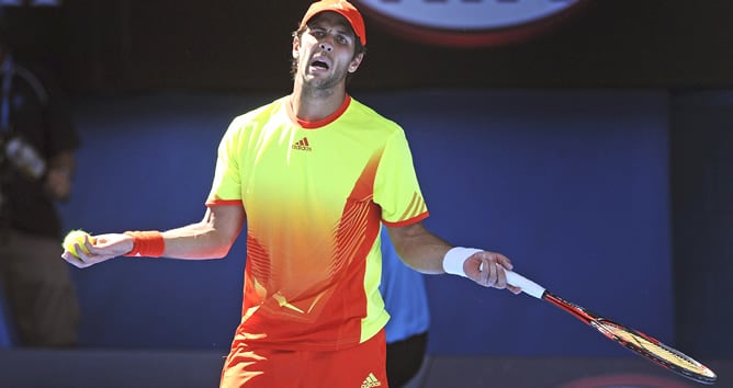 El tenista español Fernando Verdasco, tras perder un punto ante el australiano Bernard Tomic durante el partido de primera ronda del Abierto de Australia de tenis disputado el lunes 16 de enero de 2012 en Melbourne (Australia). Tomic ganó por 4-6, 6-7, 6-