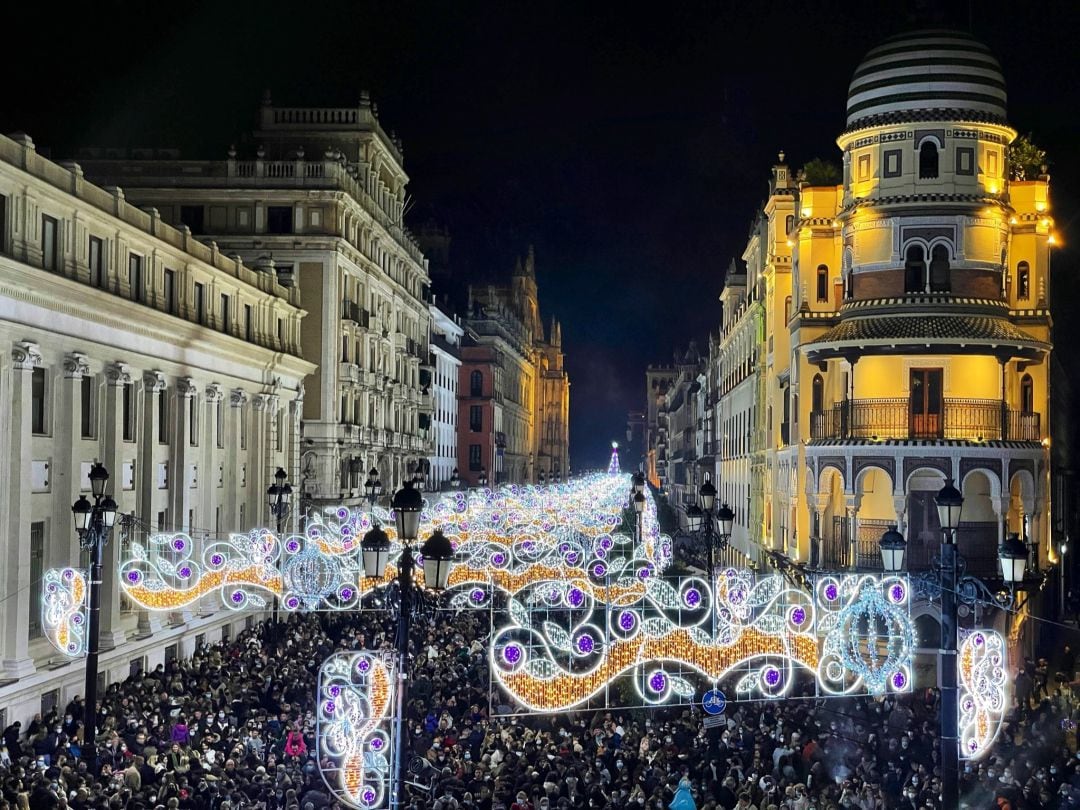 A las siete de la tarde de este viernes se ha encendido el alumbrado en casi 300 calles y plazas de la capital