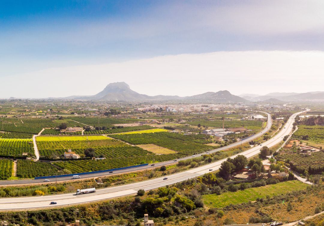 Vista aérea de la autopista AP7 en las ciudades de Ondara y Dénia