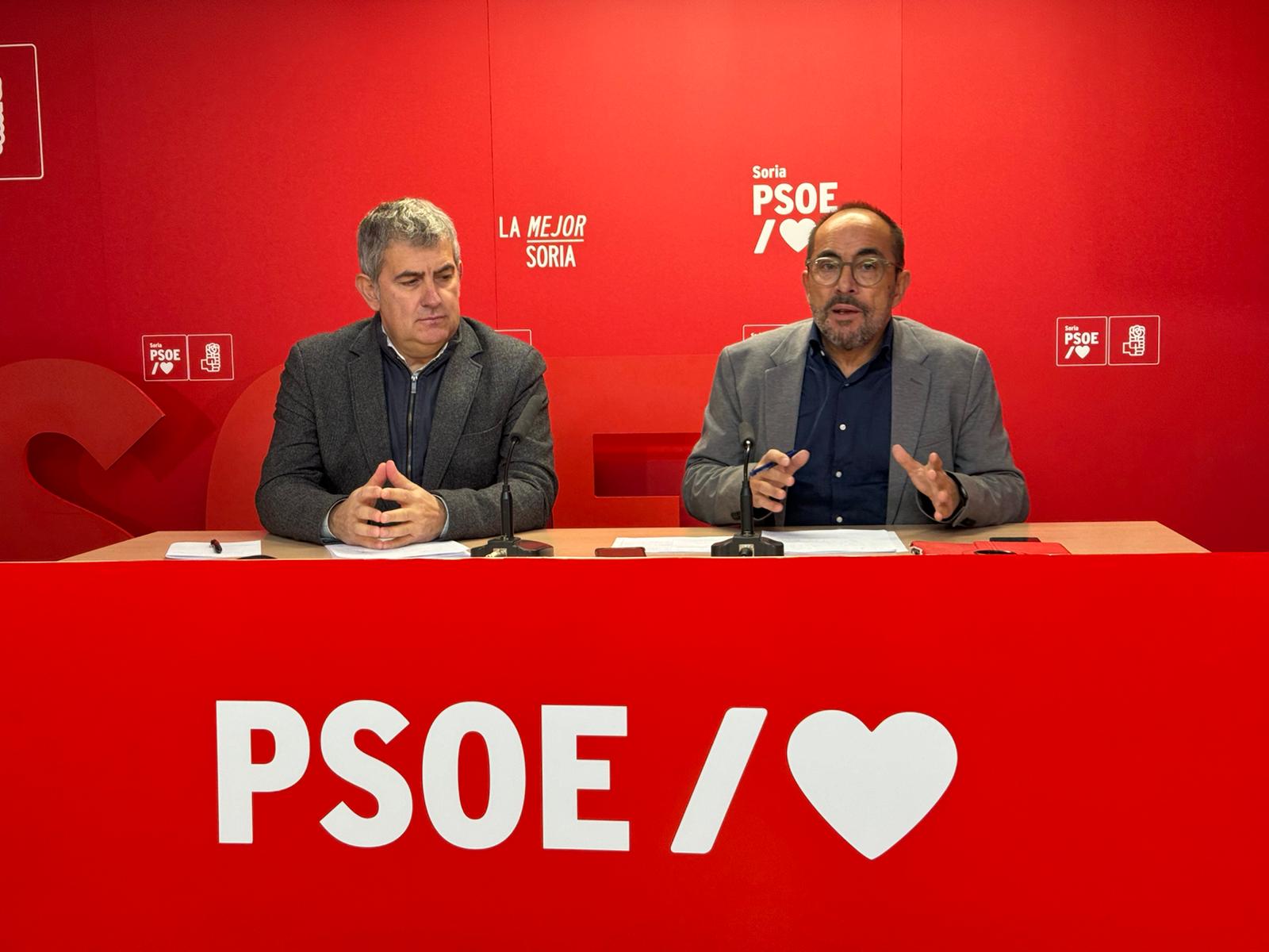 Javier Antón (i) y Luis Rey (d), en rueda de prensa.