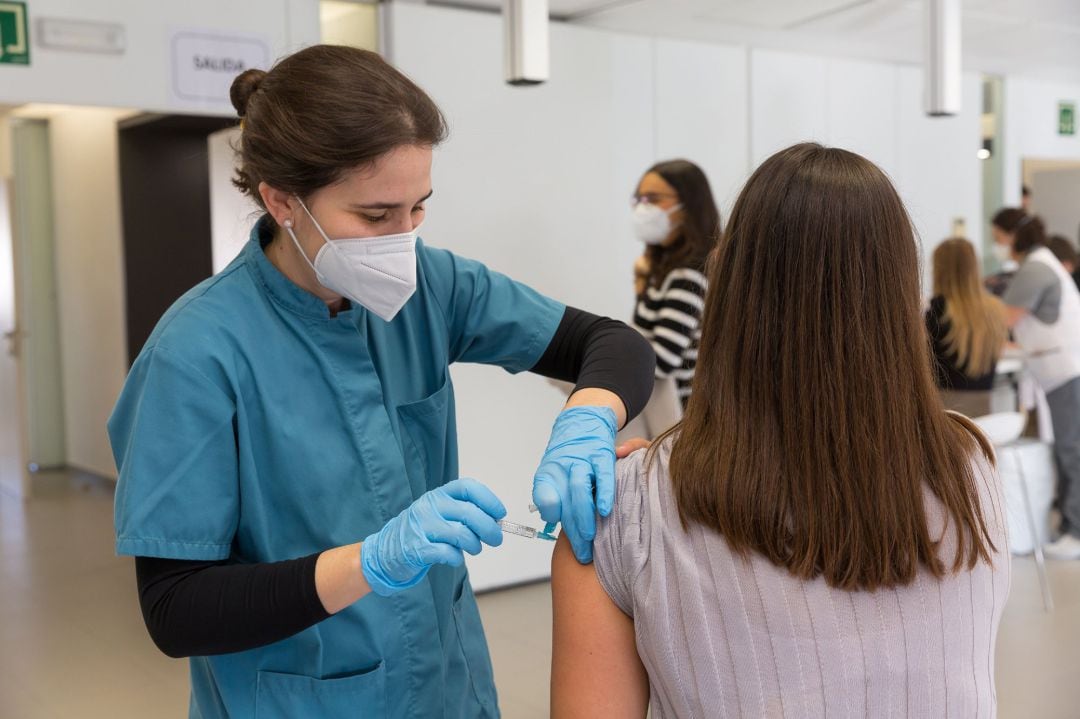 Vacunación a alumnos de la Universidad de Navarra que realizan prácticas clínicas.