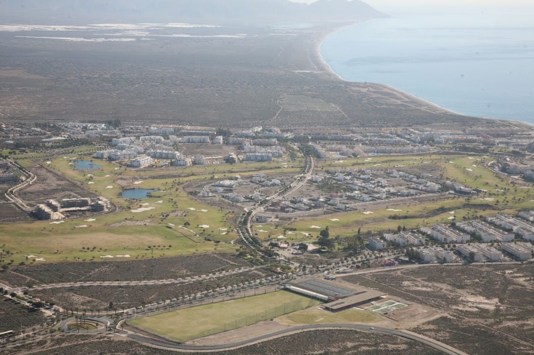 Vista aérea de El Toyo, donde se encuentran este viernes a primera hora los migrantres.