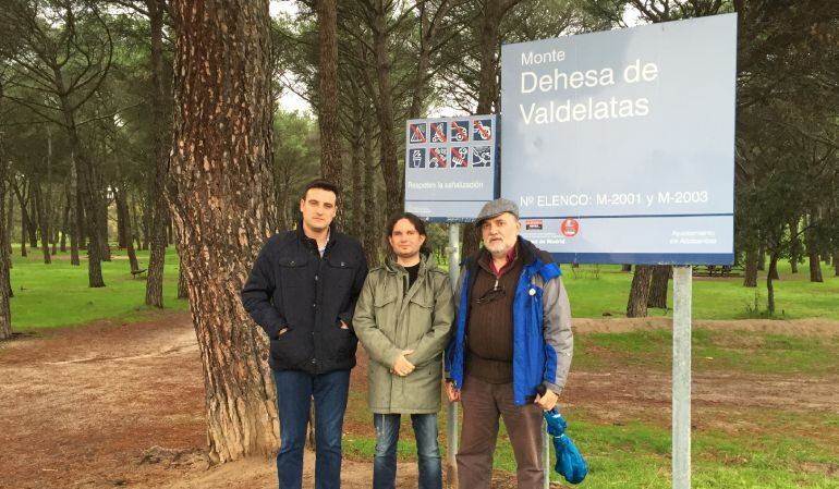 Miguel Ángel Arranz, portavoz de UPYD Alcobendas, Eduardo Andradas, portavoz de Sí Se Puede Alcobendas y el portavoz de Equo AlcoSanse