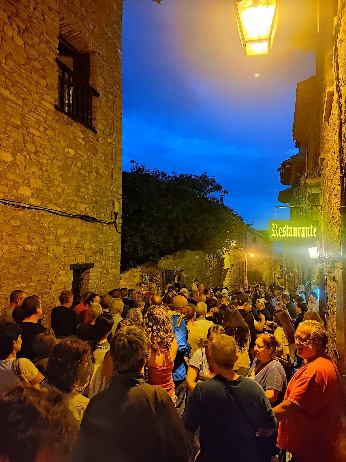 Ronda a la antigua usanza en Aínsa durante el Festival