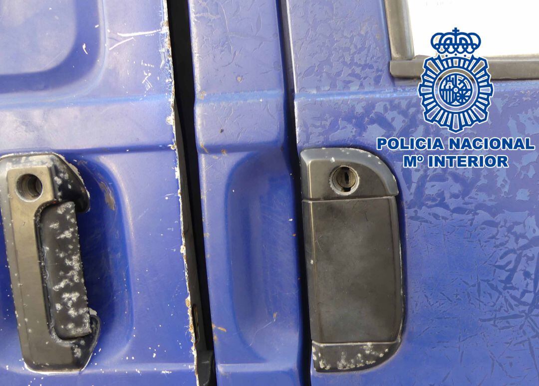 Cerradadura de uno de los vehículos forzados.