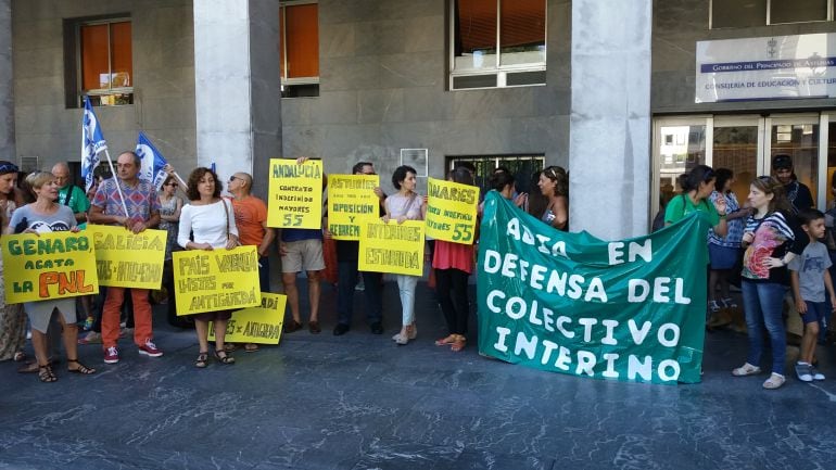 Profesores interinos concentrados frente a la Consejería de Educación