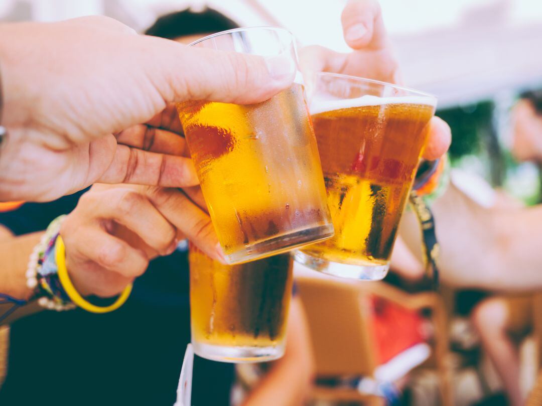 Grupo de amigos brindando con cerveza